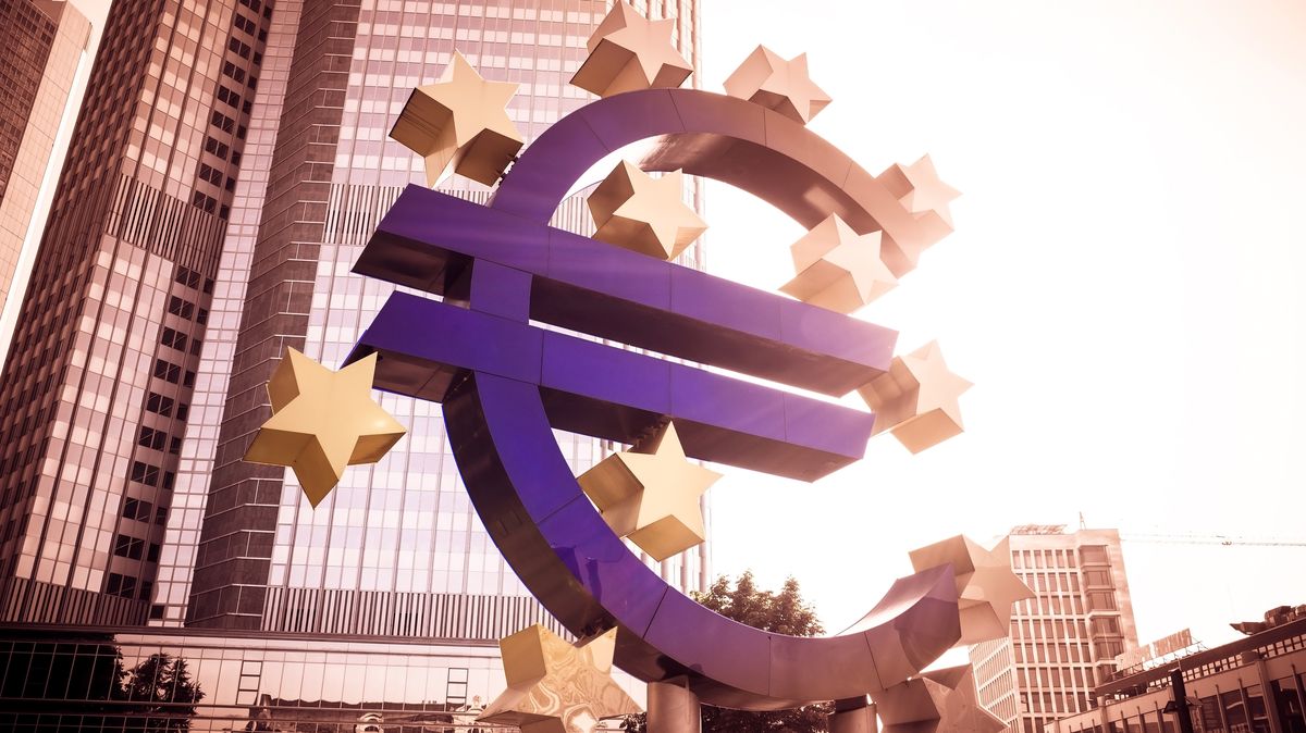 ECB znovu zvyšuje sazby. Koruna tratí na atraktivitě